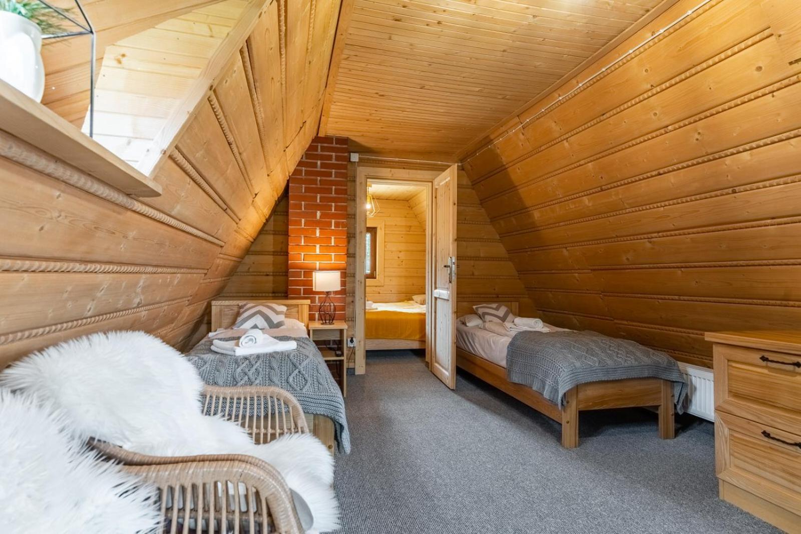 Siuster: Mountain View With Convenient Thermal Access Apartment