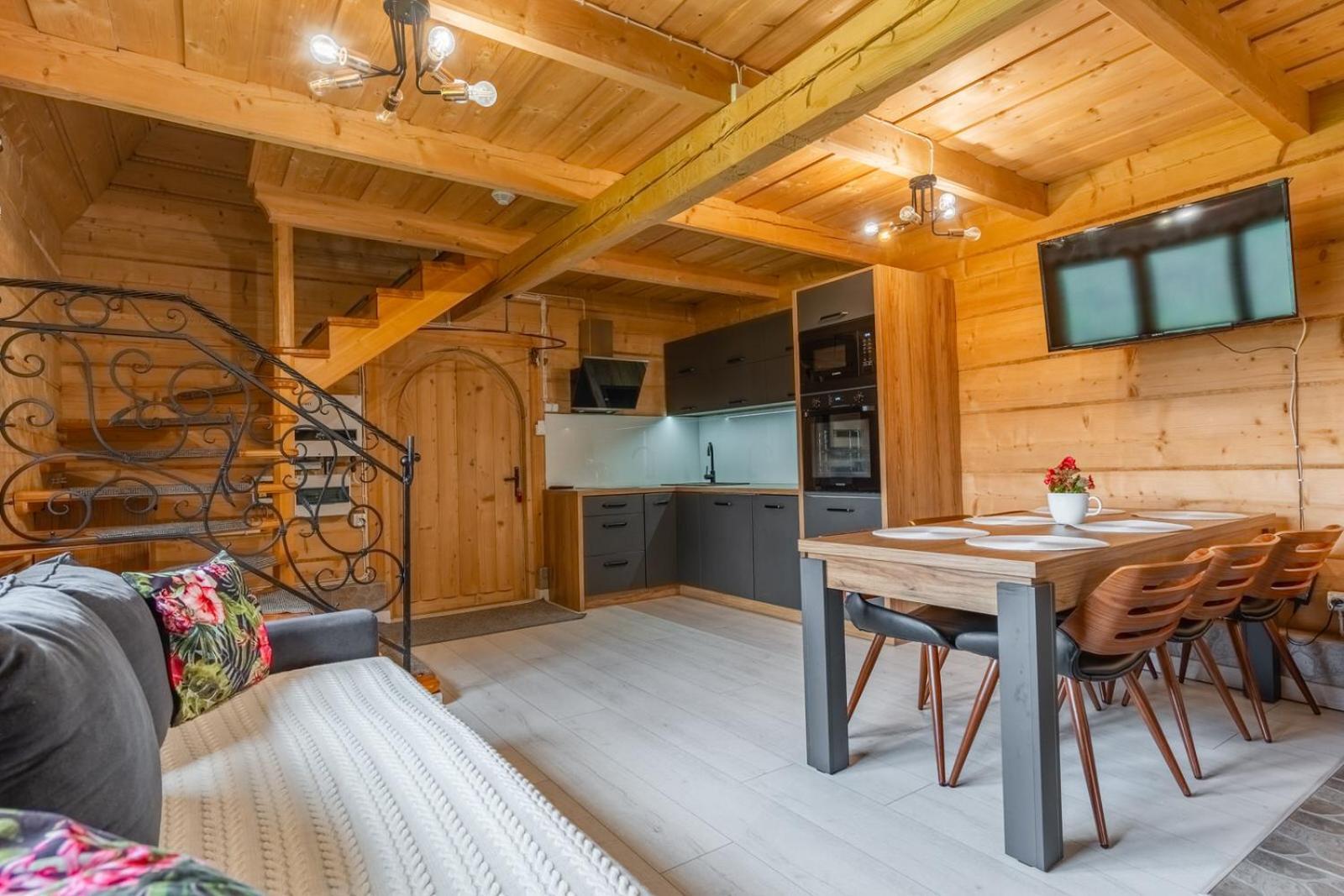 Siuster: Mountain View With Convenient Thermal Access Apartment